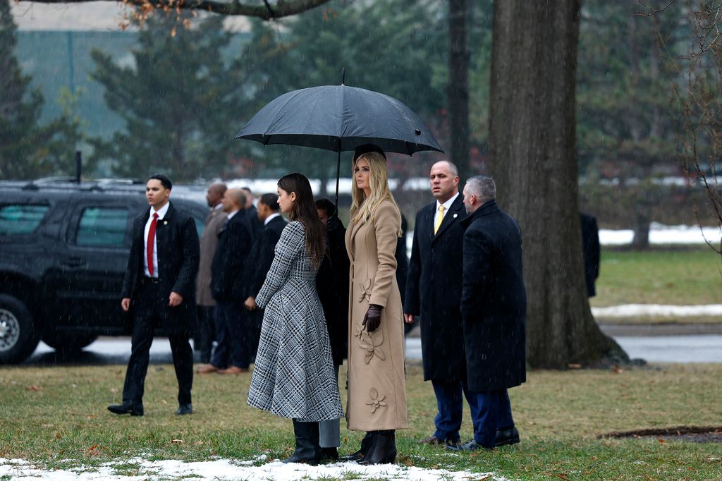 Ivanka Trump y su hija Arabella en el Cementerio Nacional de Arlington en Virginia, el 19 de enero de 2025, un día antes de la toma de protesta de Trump