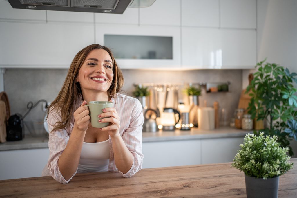 mujer tomando un café sonriente