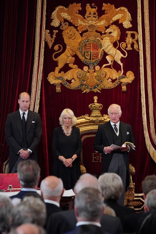 Carlos III, con la reina Camilla y el príncipe Guillermo