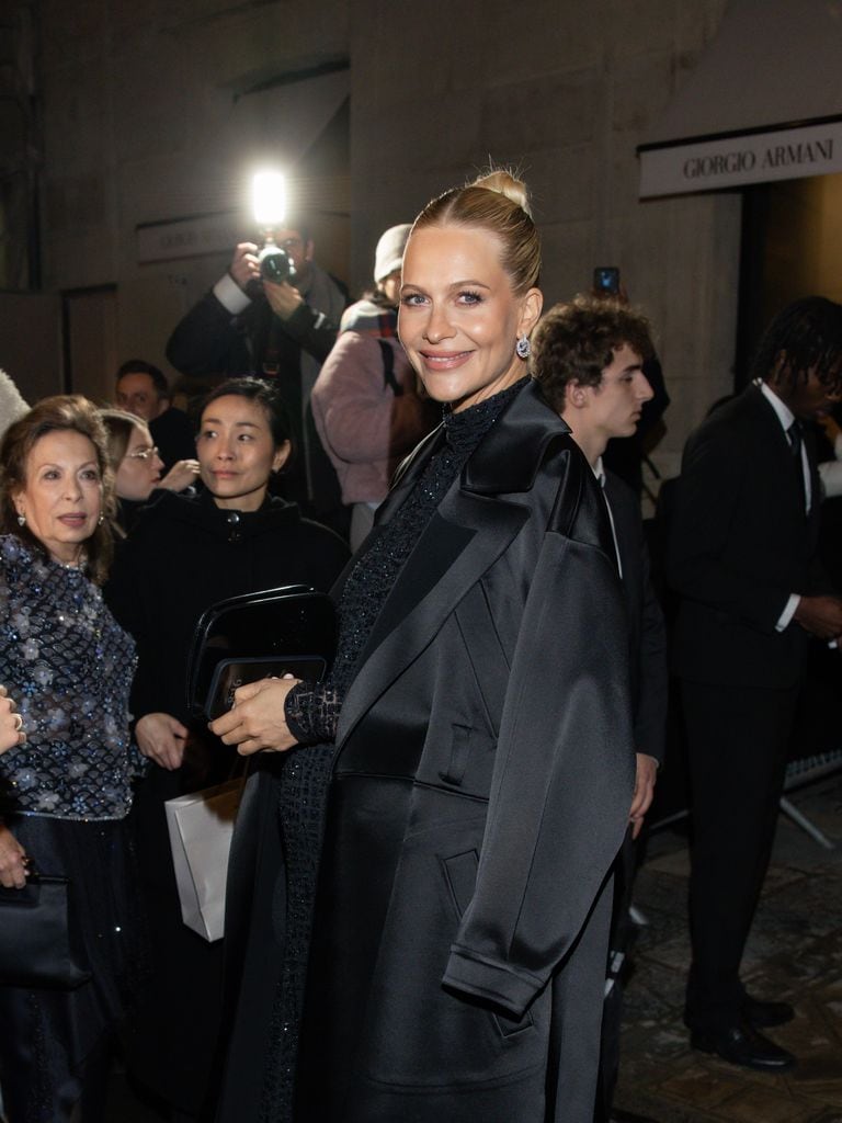 Poppy Delevingne, embarazada, en el desfile de Giorgio Armani Privé Alta Costura P/V 2025