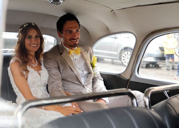 Mats Hummels, el defensa del Borussia Dortmund, y su novia, la periodista Cathy Fischer, contrajeron matrimonio en una ceremonia civil en Munich
