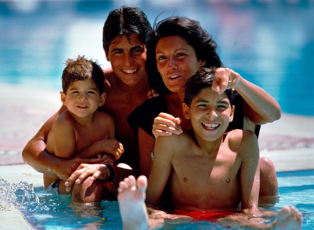 Carmen Ordóñez con sus tres hijos Francisco, Cayetano y Julián