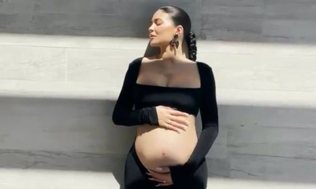 kylie jenner confirms pregnancy