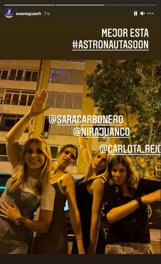 Sara Carbonero disfruta de una noche de 'verano' con sus amigas de laSexta