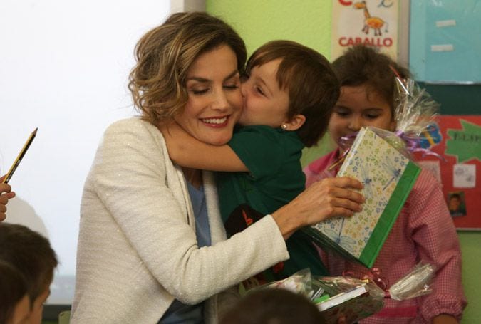 En la clase de segundo curso de Educación Infantil, doña Letizia ha tomado asiento en un pequeño pupitre, momento en el que alguna de las pequeñas ha aprovechado para darle un fuerte beso
