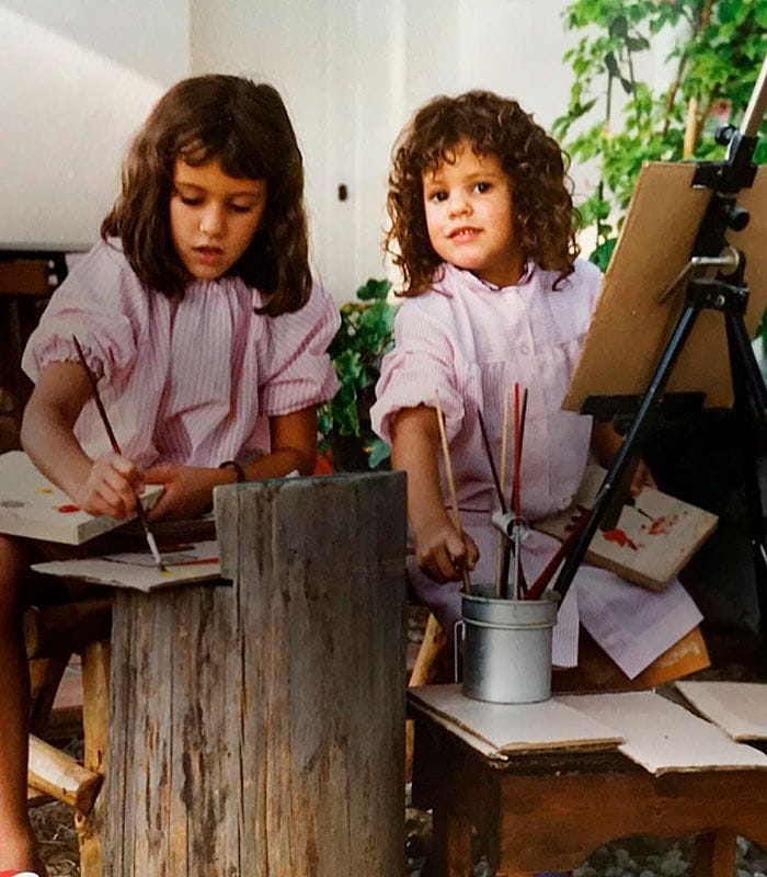 Rosalía con su hermana 