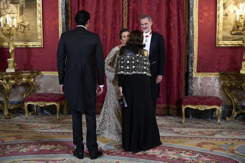 La reina Letizia saluda con dos besos a la jequesa de Catar