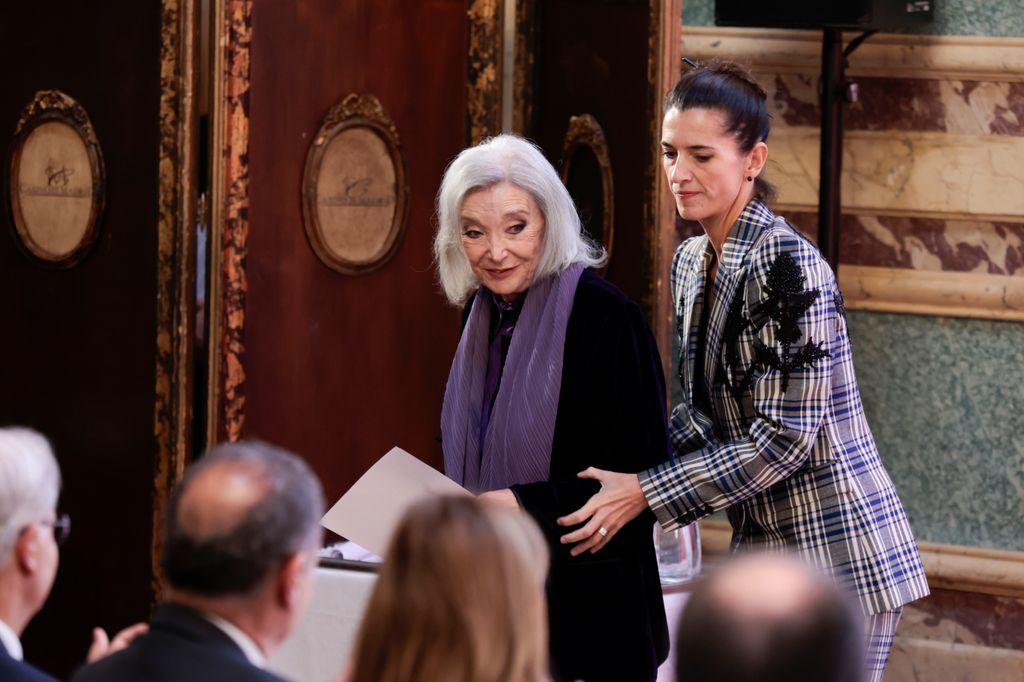 Núria Espert con su nieta Bárbara en la entrega de los Premios Sociales de la Fundación Mapfre 2024. 8 de octubre de 2024. Madrid