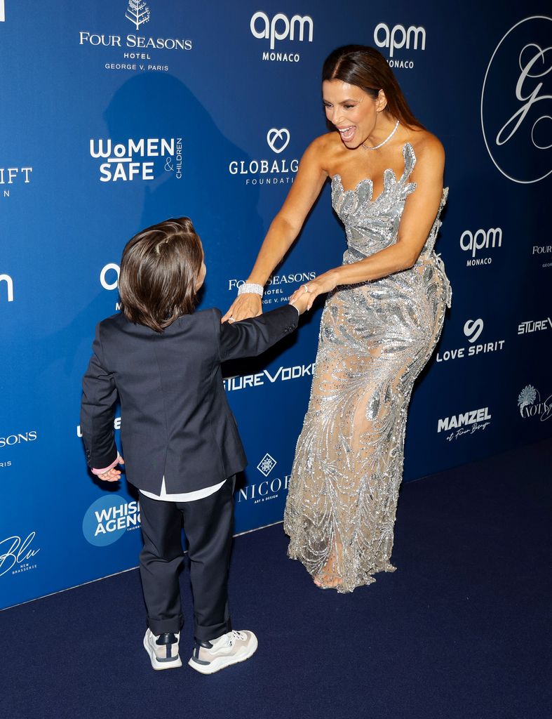 Eva Longoria y su hijo Santi en la Global Gift Gala en París