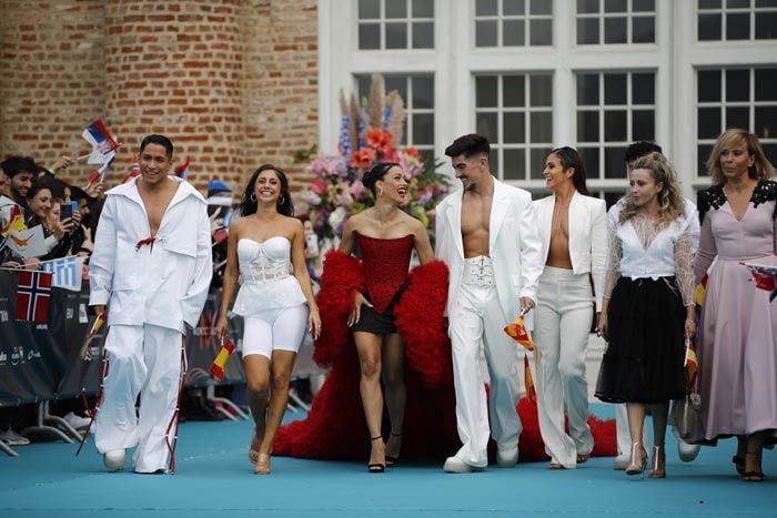 Los bailarines de España con estilismos en blanco en la fiesta de inauguración de Eurovisión