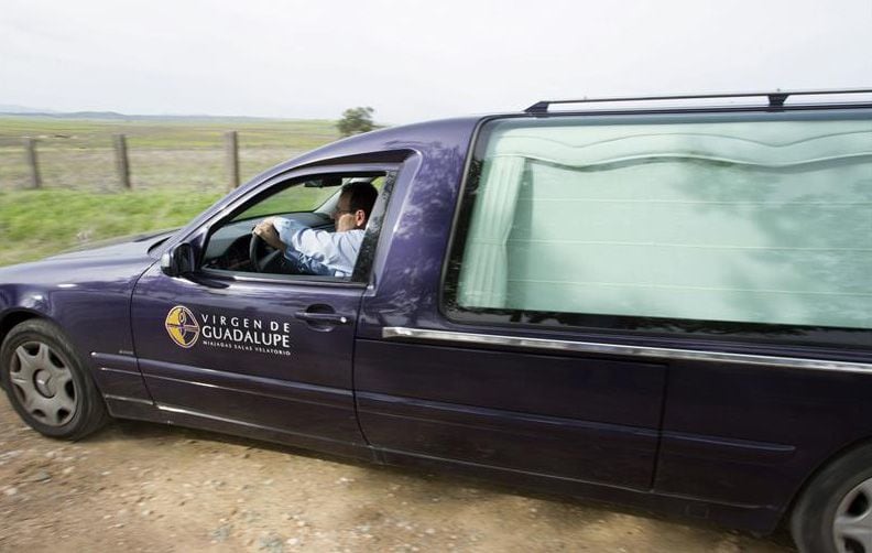 El coche fúnebre con los restos del torero retirado José María Manzanares abanadona la finca de Campo Lugar en Cáceres, donde ha sido encontrado sin vida esta mañana