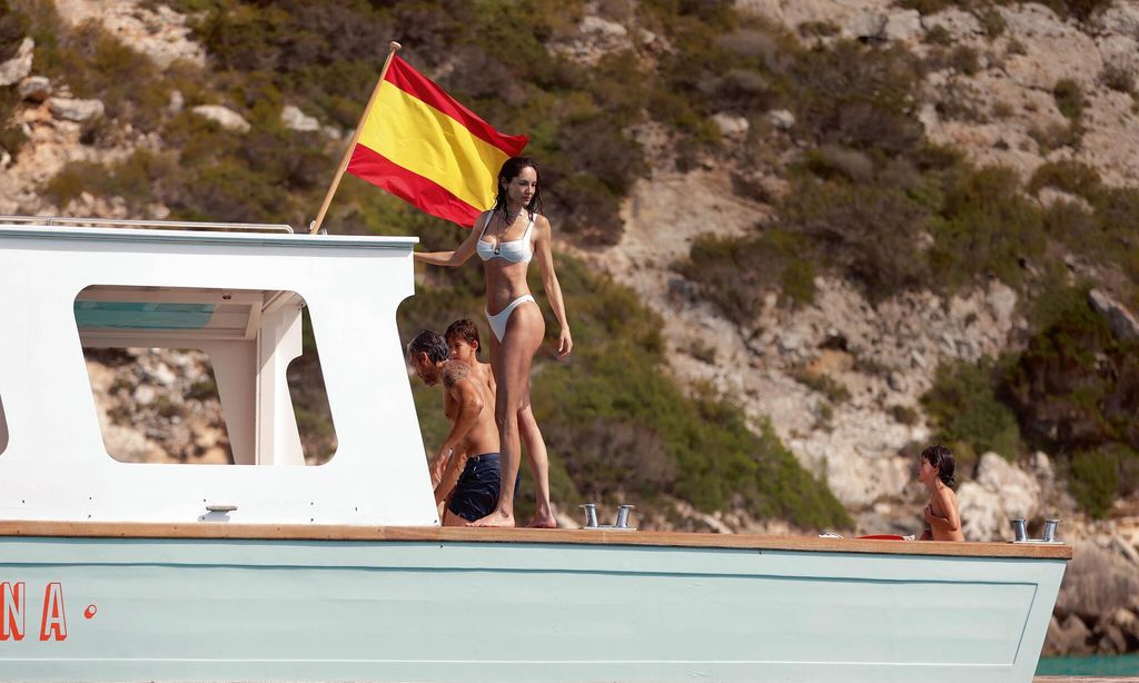 HOLA4122 EUGENIA SILVA Y ALFONSO DE BORBÓN EN FORMENTERA