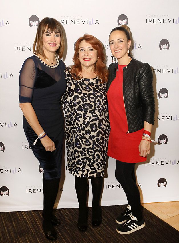 Irene Villa con su madre y su hermana