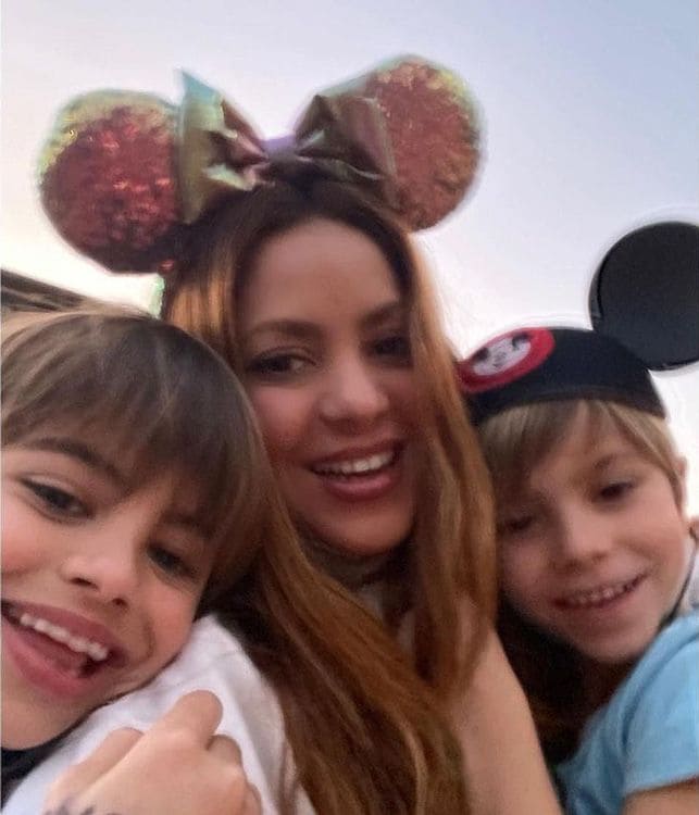 shakira y sus hijos en disney