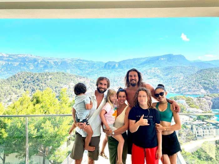 Jason Momoa con la familia de Chris Sharma