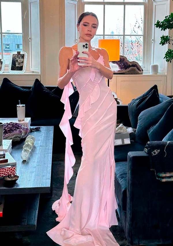 Victoria Beckham con vestido de invitada rosa para la boda de Marc Anthony y Nadia Ferreira