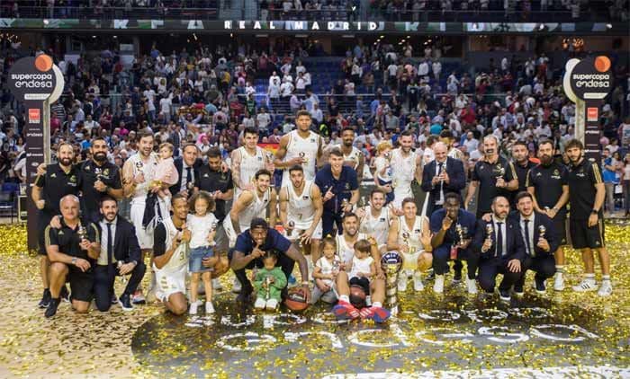 Sergio Llull levanta la Supercopa con sus 'dos tesoros'