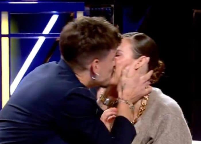 Luitingo dándole un beso a Jessica Bueno