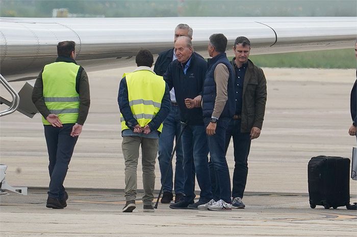 Rey Juan Carlos en el aeropuerto de Vitoria