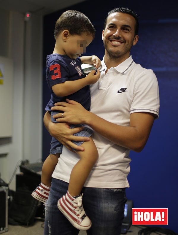 Pedro Rodríguez en su despedida del Barça con su hijo, Bryan, en brazos
