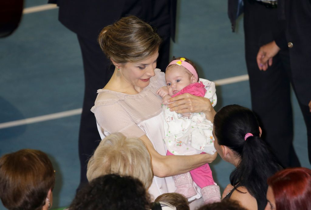 La imagen más maternal de la reina Letizia en Las Palmas de Gran Canaria. Abril de 2017