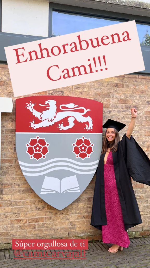 Camila Carvajal, hija de Xandra de Falcó, se gradúa en la Universidad de Lancaster