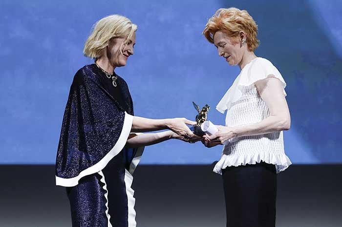 Tilda Swinton recibiendo el León de Oro del Festival de Cine de Venecia 2020