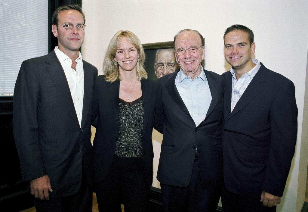 Rupert Murdoch con sus hijos James, Elisabeth y Lachlan, en Londres, 2007