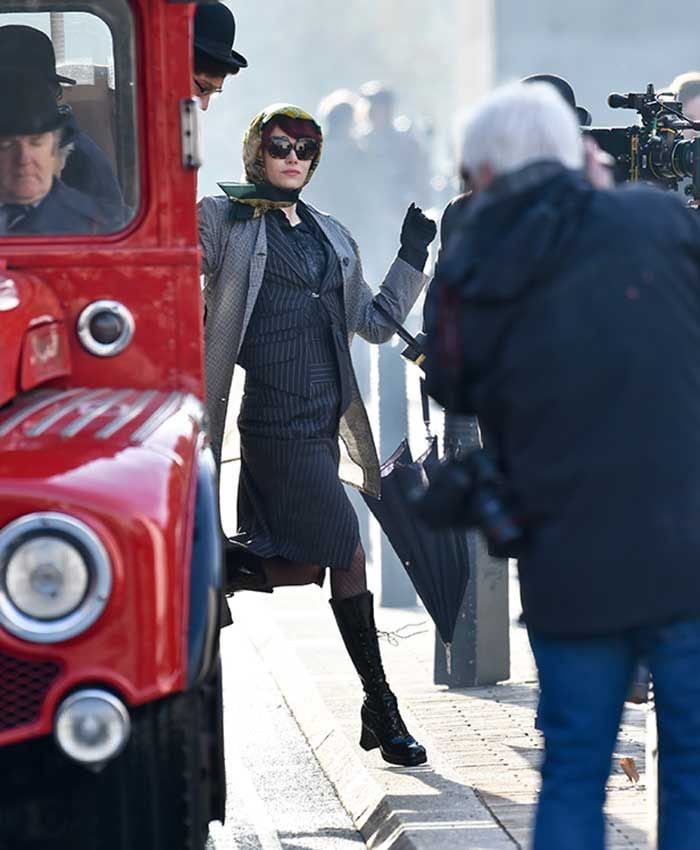 Emma Stone como Cruella de Vil con gafas