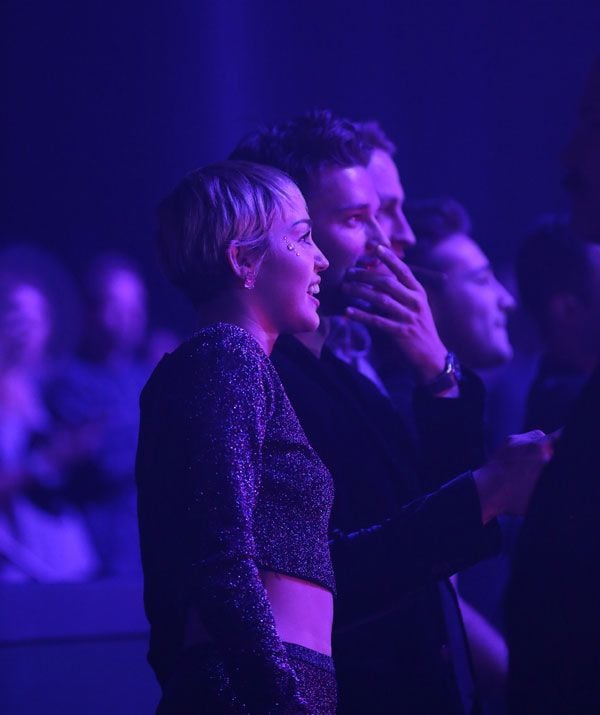 Miley Cyrus y Patrick Schwarzenegger recibieron juntos el año 2015 en una fiesta en la que también estaba el padre de él y su pareja
