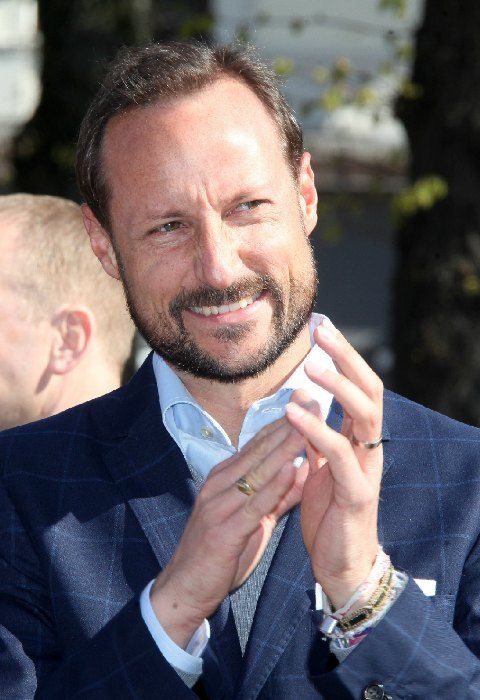 Haakon de Noruega apenas ha modificado su look desde su boda con la princesa Mette-Marit, optando por una barba muy bien perfilada.
