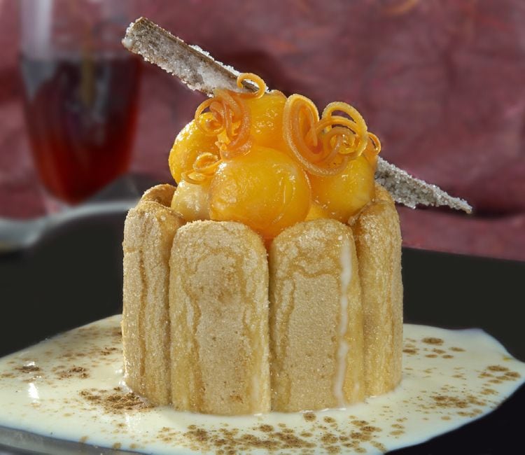 Tarta de bizcochos rellena de sorbete de naranja y bolitas de melón