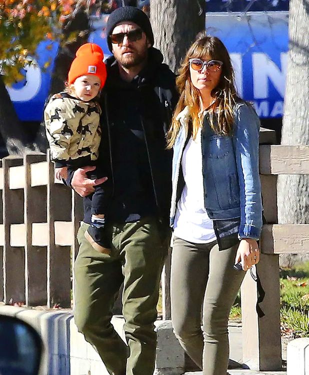 Justin Timberlake y Jessica Biel con su niño