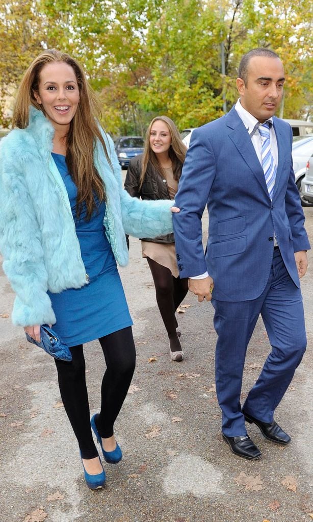 Rocío Flores, con Rocío Carrasco y Fidel Albiac, en 2011