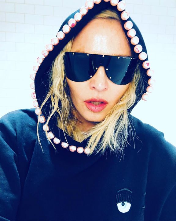 Madonna con una sudadera de Chiara Ferragni