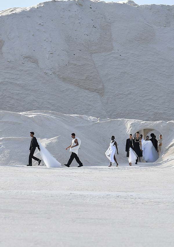 'Le Papier', desfile de Jacquemus en Salin-de-Giraud, Arles, Francia