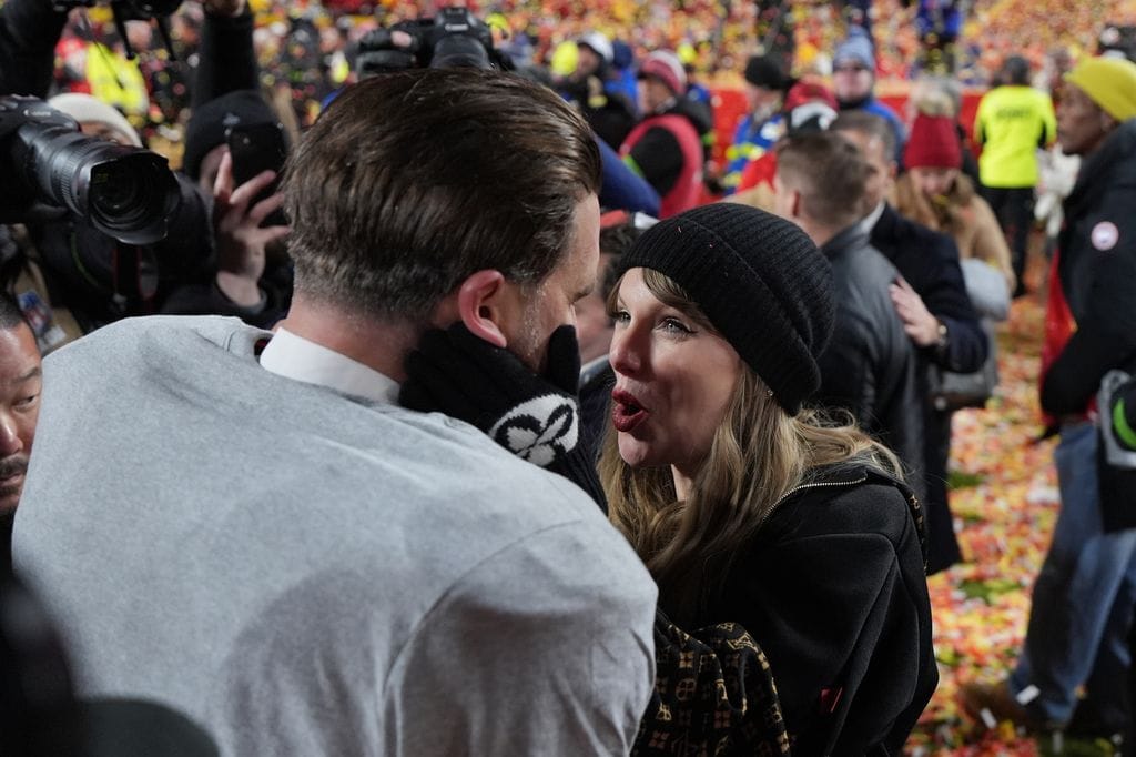 El apasionado beso entre Taylor Swift y Travis Kelce tras clasificarse para la Super Bowl