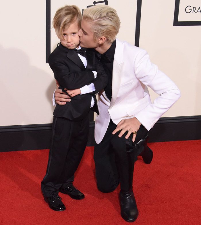 Justin Bieber protagonizó uno de los momentos más entrañables del photocall con su hermano pequeño, Jaxon.
