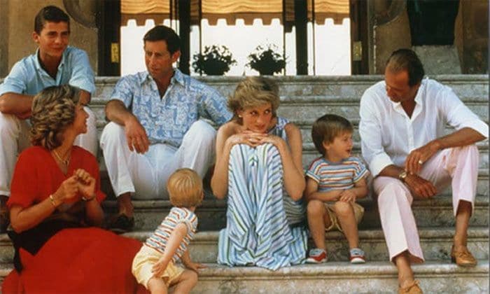 En agosto de 1986, cuatro meses después de que el príncipe Carlos y Diana de Gales recibieran a don Juan Carlos y doña Sofía en el aeropuerto, fueron ellos los que abrieron las puertas de su residencia en Palma de Mallorca a los Príncipes británicos. En la foto se puede ver además a los príncipes Guillermo y Harry
