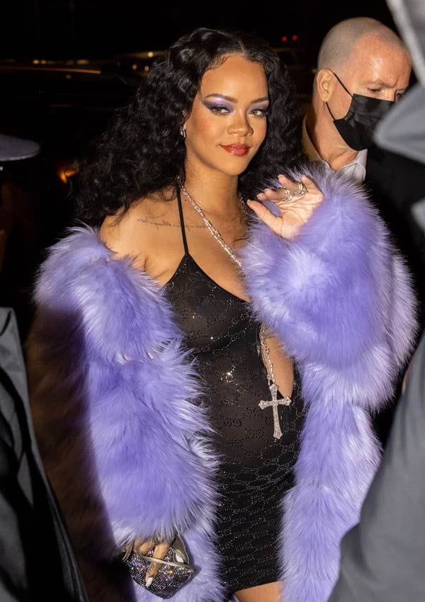 Rihanna con minivestido negro y abrigo de pelo lila