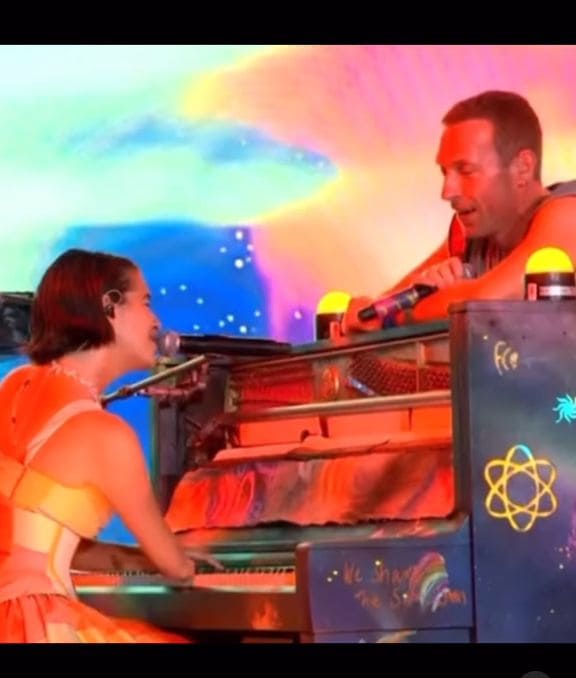 Victoria Canal en Glastonbury con Chris Martin, junio 2024