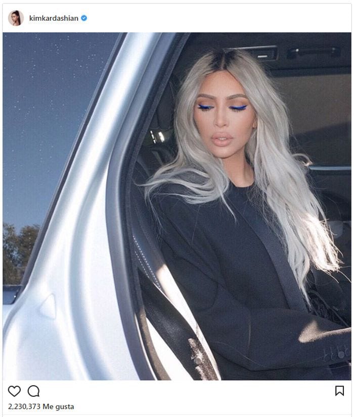 El 'eyeliner' azul es la nueva tendencia y Kim Kardashian lo confirma