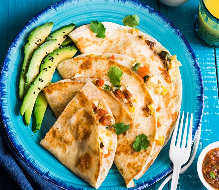 Quesadillas de huevos revueltos, aguacate y tomate