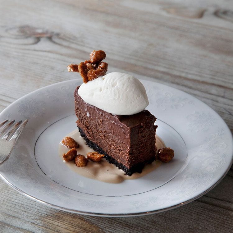 'Mousse' de chocolate con helado de leche merengada y nueces garrapiñadas