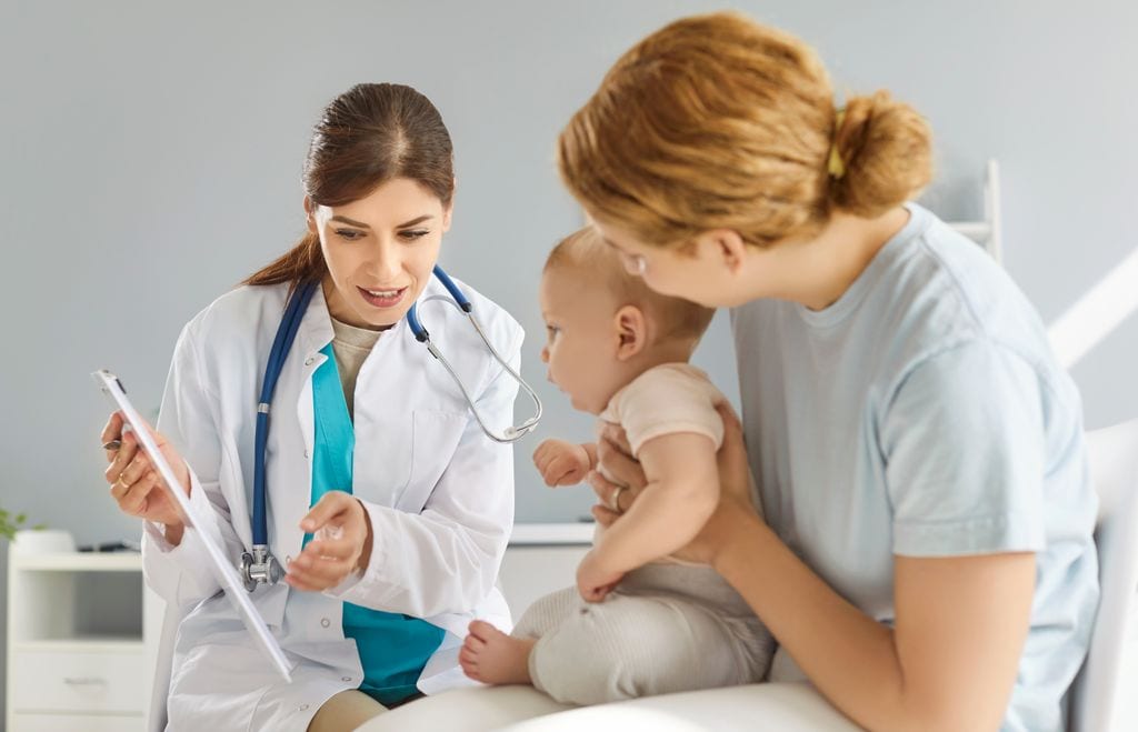 Madre con su bebé en consulta de pediatría