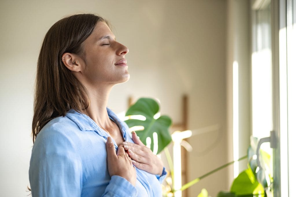 Chica contiene la respiración para quitar el hipo