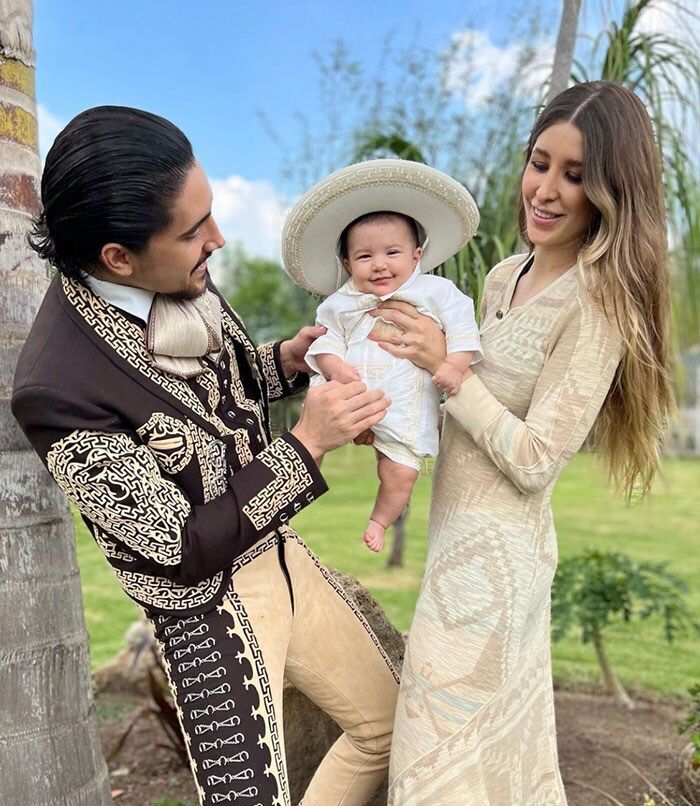Álex Fernández con su hija y su esposa