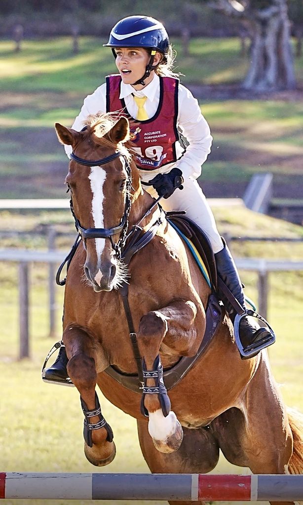 ELSA PATAKY, PASIÓN POR LA EQUITACIÓN HOLA4110