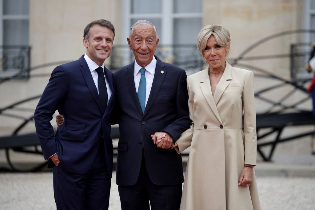 El presidente de Portugal, Marcelo Rebelo de Sousa, ha posado muy cariñoso con los Macron en la recepción previa a la ceremonia de apertura de las Olimpiadas de París 2024
