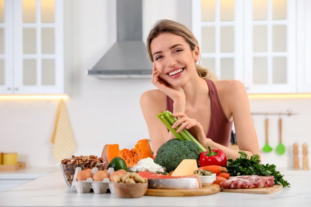 Mujer en la cocina dieta keto